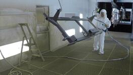 Spraying of primers on large parts with a minimum overspray